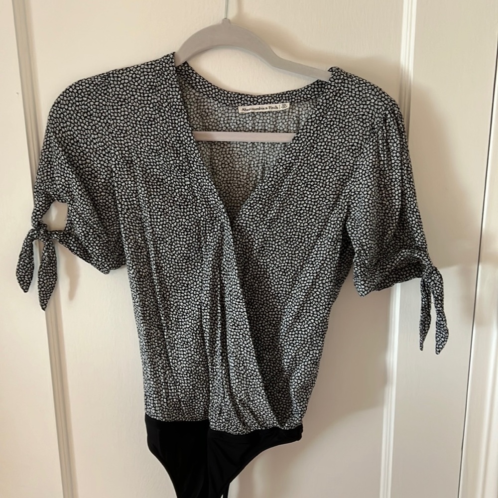 Abercrombie & Fitch Floral Tie Sleeve Bodysuit